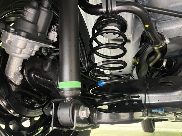 お車を安心してお乗りいただく為には、足回りの定期点検が欠かせません。サービスサポート（有償保証）では無料点検もご提供しており、安心のカーライフをお過ごしいただけるサポート体制が整っています。