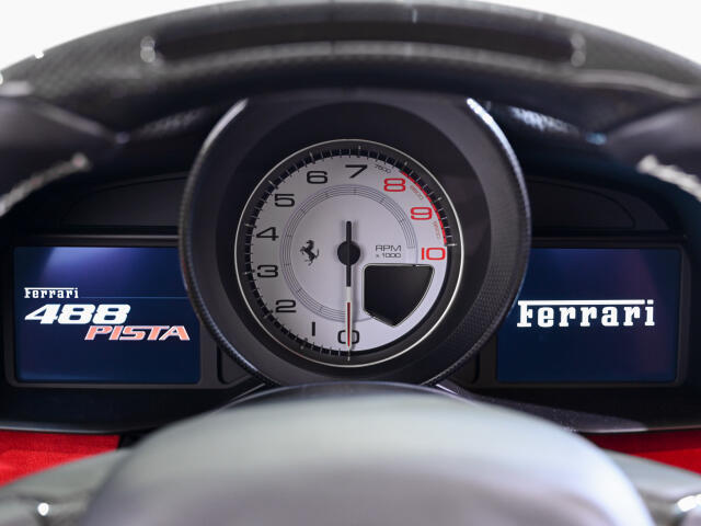 0-100km/h加速はわずか2.85秒という驚異的な性能を実現しています。