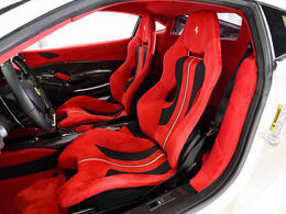 内装には特注のAlcantara Rosso FXを組み合わせ、