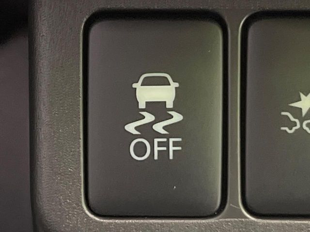 【横滑り防止装置】車両の横滑りを感知すると、自動的に車両の進行方向を保つように車両を制御します。雨の日など滑りやすい路面状況でも安全な運転が可能です。