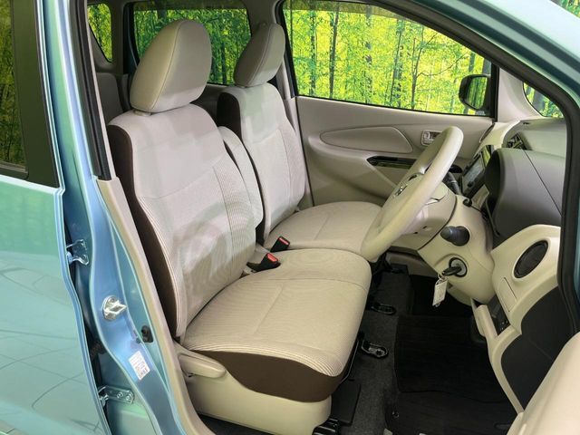 運転席シート廻りは使用感も少なく、良好な状態となっています。丁寧に使われていたことがよくわかりますね。