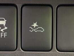 【インテリジェントエマージェンシーブレーキ】フロントカメラで前方の車両や歩行者を検知。衝突しそうな時は衝突被害軽減ブレーキが作動、衝突回避をサポート。より安全にドライブをお楽しみいただけます。