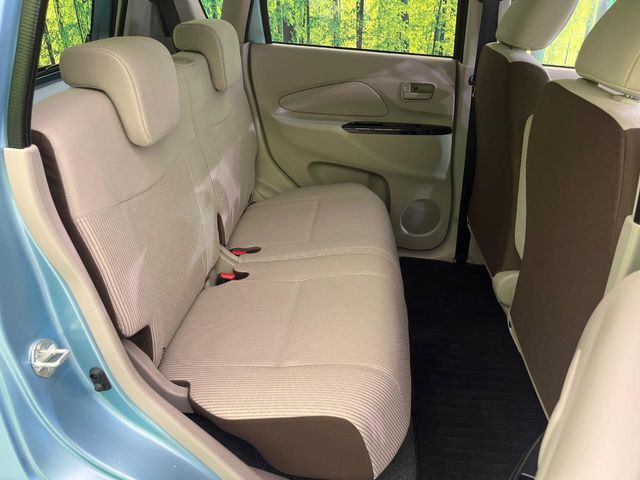 後部座席も気になるようなキズ・汚れやへたり等、大きなダメージはなく、良好な状態です。