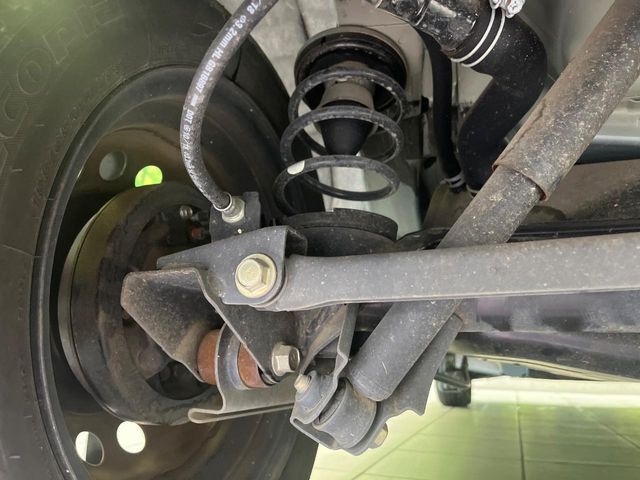 お車を安心してお乗りいただく為には、足回りの定期点検が欠かせません。サービスサポート（有償保証）では無料点検もご提供しており、安心のカーライフをお過ごしいただけるサポート体制が整っています。