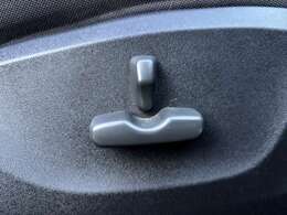 2.0I-Sとなり専用のパワーシートが装備されておりシートポジションも細かく設定が出来快適なポジションで運転可能♪