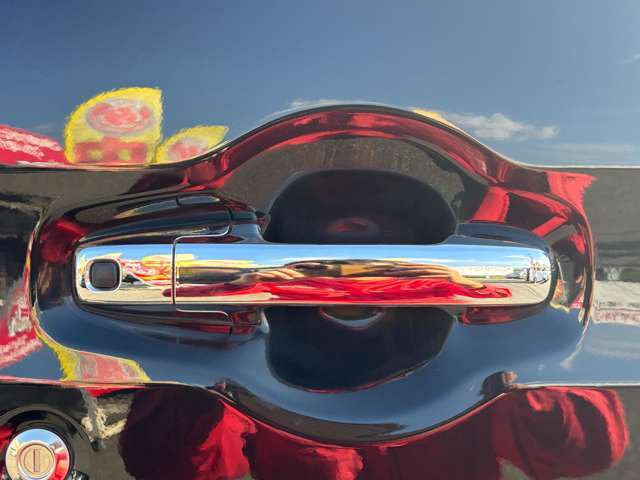 弊社では、一台一台隅々まで丁寧に徹底的に内外装を清掃させていただいております。皆様と笑顔を共有するために・・・