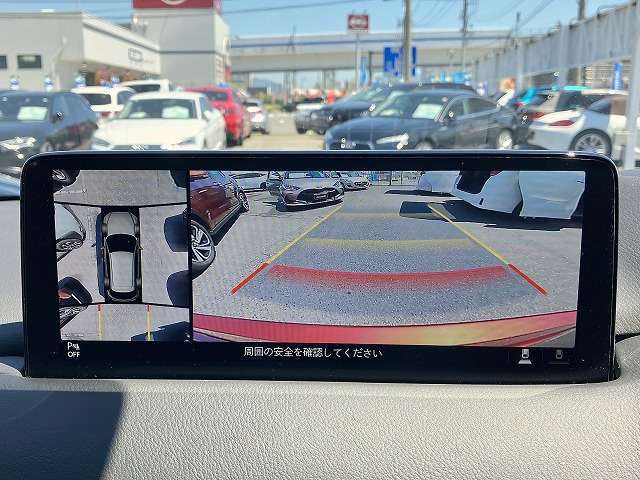 ■苦手な人が多い駐車場での車庫入れや狭い道でも大丈夫です/クルマの前後左右にカメラを設置してモニターで表示してくれるため、運転席から見えにくい場所を映し出してドライブをサポートします！