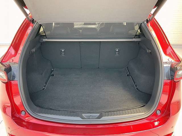 ■リアシートを倒せば、広いラゲージスペースが確保できますので、荷物の多い時は便利です！