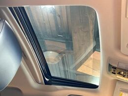 【サンルーフ】開放感たっぷりの希少装備、サンルーフが装着されています！車内に明かりを取り入れたり景色を楽しむ以外にも、車内の空気も簡単に換気できて快適です！