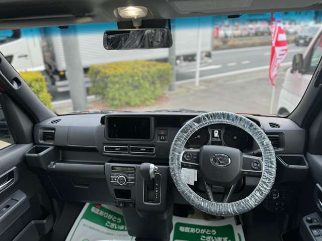 ☆ご納車前準備☆　お客様の安心安全の為にご納車前の準備にも力を入れております！ 整備士と営業が連携して確認しております。中古車は修復歴がないか・内外装の清掃・部品の確認交換をしています