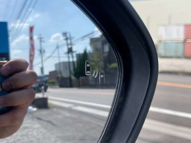 【BSM（ブラインドスポットモニター）】走行中、ドアミラーの死角になりやすい箇所に後続車が接近するとサイドミラーのレンズに警告を表示！ドライバーに注意喚起をしてくれます。