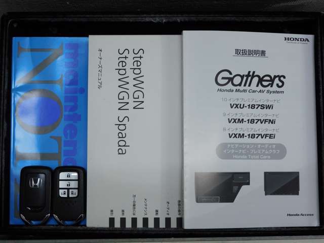 スマートキーは鍵をバッグに入れたままでもドアロックの開閉やエンジンのON・OFFができます。夜間や雨の日も鍵を探さなくて良いので便利です。