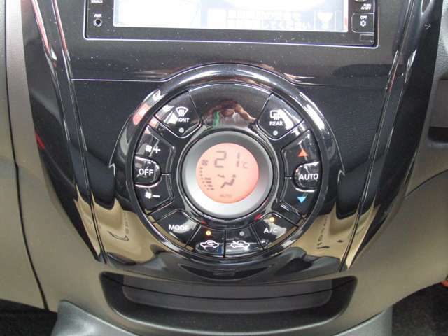 オートエアコン搭載！ワンタッチで車内温度を一括管理できます！！