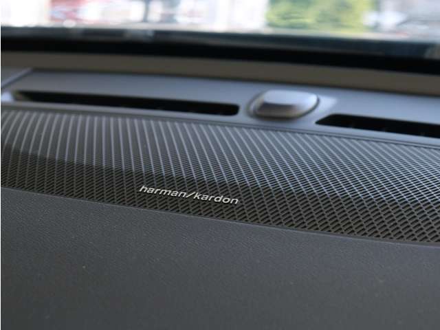 【harman/kardon】世界のオーディオファン垂涎のプレミアムサウンドシステムを搭載。原音に近い音場空間を忠実に再現。乗る人すべてに最良の音響体験を提供します。