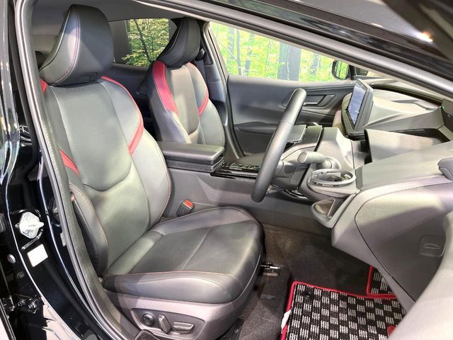 【合皮レザーシート】汚れのふき取りが容易でメンテナンスもが簡単な、機能性に優れる合成皮革を採用した上質なシートです。座り心地もよく、高級感あふれる心地良い車内空間を演出してくれます。