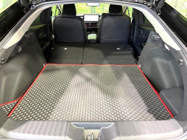 ラゲッジルームは、大容量のスペースを確保。普段のお買い物からレジャーまで、幅広く活躍してくれます！また、リアシートを倒すことでバリエーション豊かにお使いいただけます。