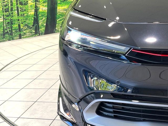 【LEDヘッドライト】悪天候や夜間走行時も良好な視界を確保し安心して運転できる高輝度LEDヘッドライトを装備！点灯速度が早く、消費電力も抑えられています。