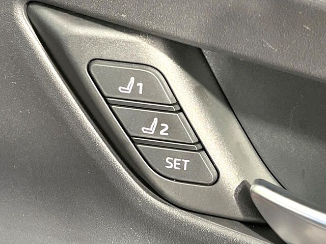 【メモリー機能付きパワーシート】ドライバーごとに設定したシート位置を記憶して、ボタン一つで切り替えできる便利な機能！運転する方が複数名いらっしゃるご家庭におすすめです♪