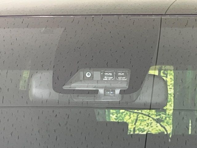 【プリクラッシュセーフティ】前方の車両等を検知し、衝突しそうな時は警報で注意を促し、ブレーキを踏む力をサポート。ブレーキを踏めなかった場合は衝突被害軽減ブレーキが作動、衝突回避をサポートします。