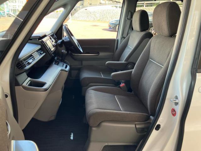 WECARSでは各商談席に大型モニターをご用意しております！見やすい大画面でゆったりと全国の在庫をご覧いただけます！是非ご来店お待ちしております！