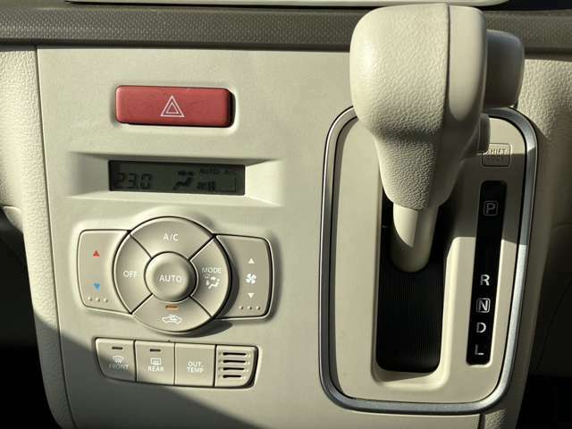 【オートエアコン】オートエアコン装備で室温調整も楽々です。快適な室温を素早く調整可能です。あなたのドライブを快適にします。