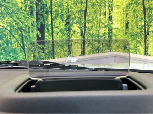【ヘッドアップディスプレイ】現在の速度や走行情報をデジタル表示で運転席前方のガラスに投影！運転中、目線をずらさず必要な情報を確認できるのでとっても便利で安心！
