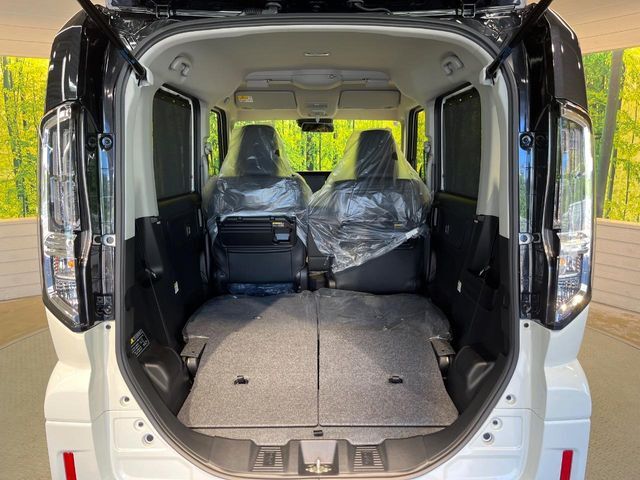 後席を格納すると、これだけの広さが！シーンに合わせたシートアレンジで、大きな荷物も積むことが出来ます♪