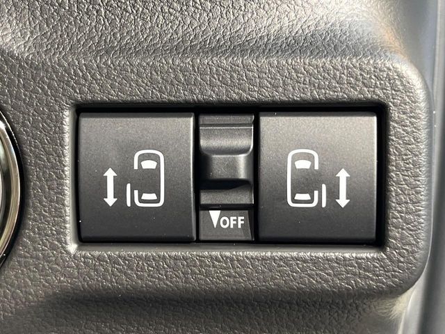 【両側パワースライドドア】スマートキーや運転席のスイッチで後席両側スライドドアの開閉が可能♪電動だから力を入れてドアを開ける必要が無く、小さなお子様でも簡単に開け閉めでき快適です♪