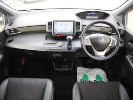 すっきりとしたフリードスパイクらしいデザインのダッシュ回り！フロントビューの視認性もよく運転しやすいと思います★