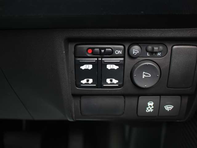 運転席からも操作可能なパワースライドドア！挟み込み防止もあり小さなお子様にも安心★隣のお車を気にすることなく開閉可能なのもうれしいところですね！