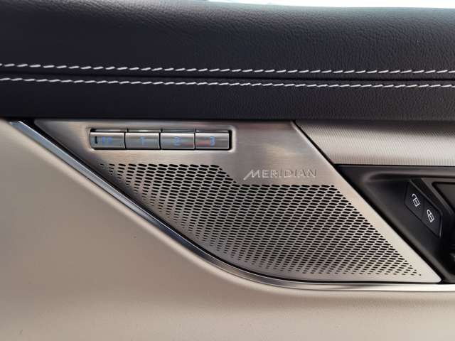 【MERIDIANサウンドシステム】英国の歴史あるオーディオブランド「MERIDIAN」の音響システムを搭載。車内音響を臨場感豊かに、いつものドライブを「想い出」に変えてくれます。