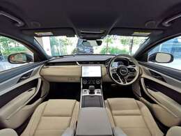 JAGUARならではの高級感と水平性を意識したデザインになっており、無駄のないラグジュアリーな作りを実現したインテリアとなっております。