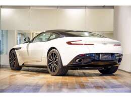 アストンのチーフデザイナー、マレク・ライクマンによってデザインされたDB11は、1：3の黄金比率に焦点を当てた見事なデザインを実現しております。