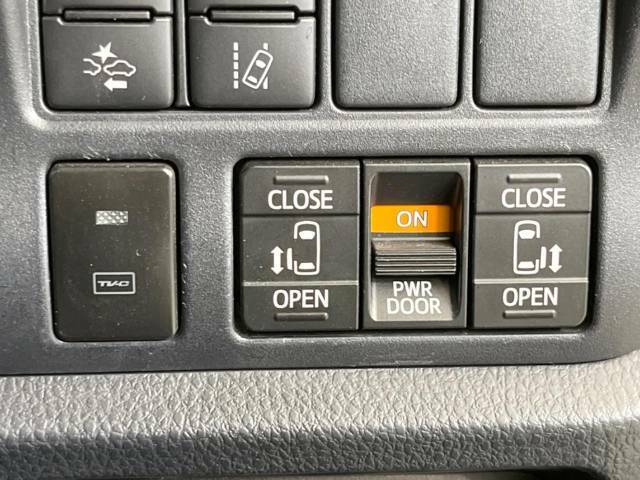【両側パワースライドドア】スマートキーや運転席のスイッチで後席両側スライドドアの開閉が可能♪電動だから力を入れてドアを開ける必要が無く、小さなお子様でも簡単に開け閉めでき快適です♪