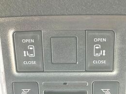 【両側パワースライドドア】スマートキーや運転席のスイッチで後席両側スライドドアの開閉が可能♪電動だから力を入れてドアを開ける必要が無く、小さなお子様でも簡単に開け閉めでき快適です♪