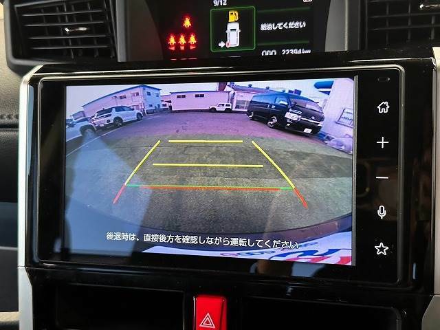 【カラーバックモニター】を装備しております。リアの映像がカラーで映し出されますので日々の駐車も安心安全です。