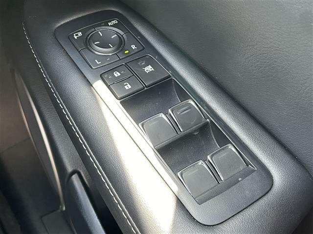 【パワーウインドウ】運転席のスイッチで、各席の窓ガラスの開閉ができます！あると便利ですよね！