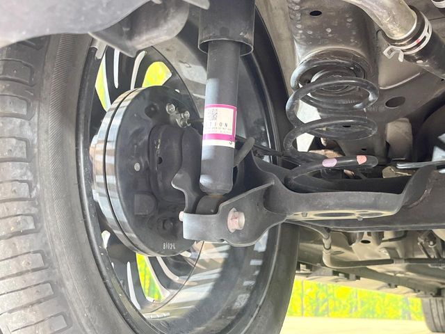 お車を安心してお乗りいただく為には、足回りの定期点検が欠かせません。サービスサポート（有償保証）では無料点検もご提供しており、安心のカーライフをお過ごしいただけるサポート体制が整っています。