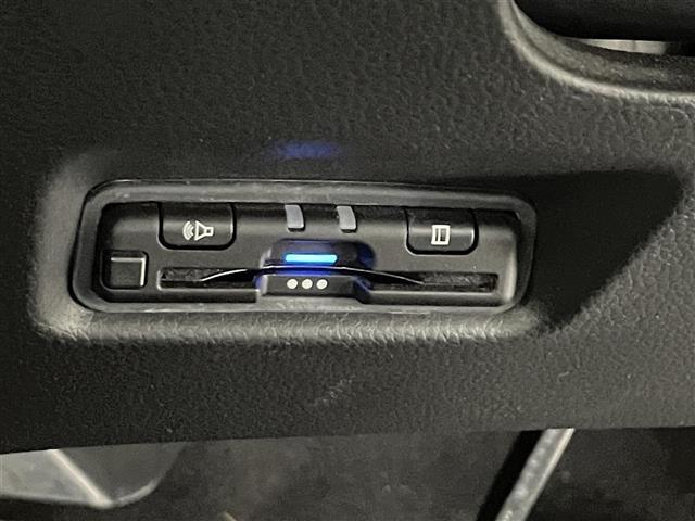 【ETC】有料道路を利用する際に料金所で停止することなく通過できる、ETC車載器（ノンストップ自動料金収受システム機器）が装備されています。セットアップを行うことで利用可能になります。