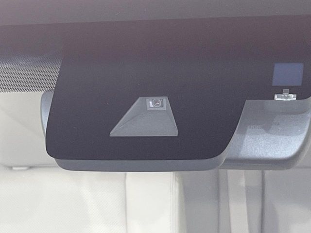 【トヨタセーフティセンス】走行中に前方の車両等を認識し、衝突しそうな時は警報とブレーキで衝突回避と被害軽減をアシスト。より安全にドライブをお楽しみいただけます。
