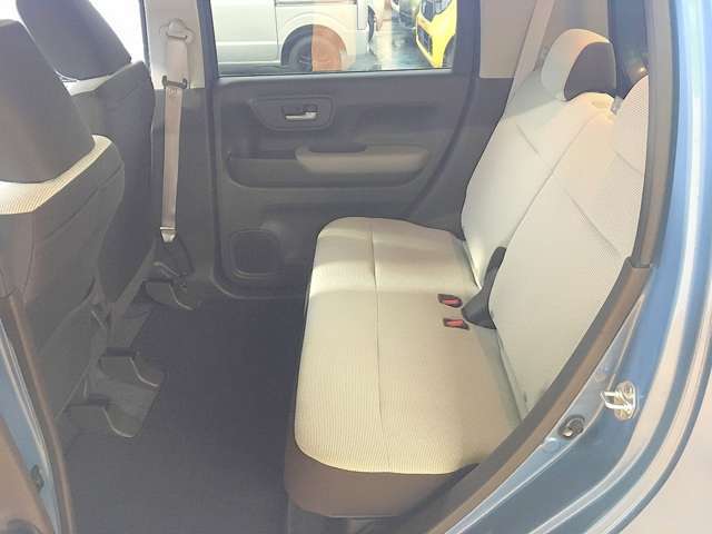 ゆったり座れるリアシート！足元スペースも広々としていますよ♪
