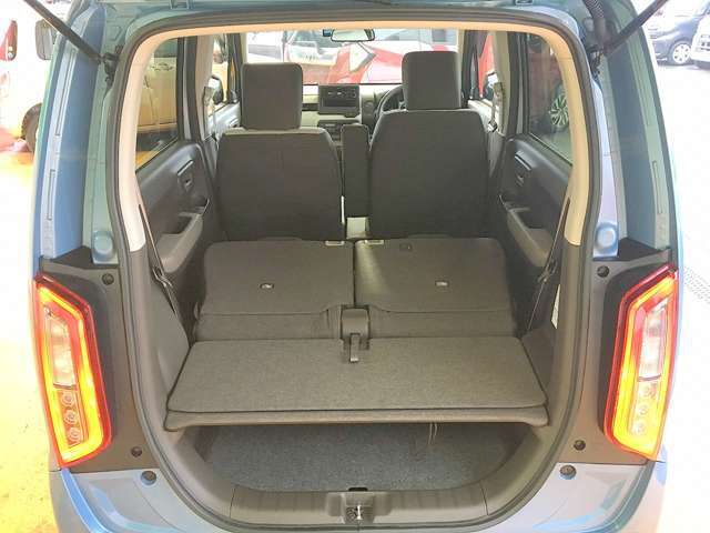 広々としたラゲッジスペース！更にシートアレンジで大きな荷物の収納が出来ます！便利ですよね♪