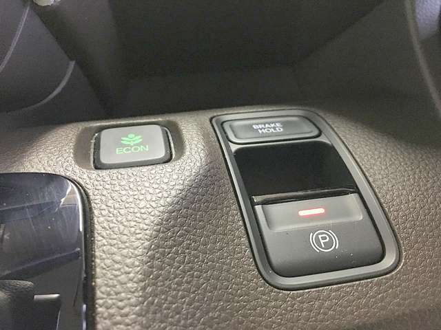 電動パーキングブレーキは簡単に扱うことができるので、力の弱い方でも操作しやすいです。