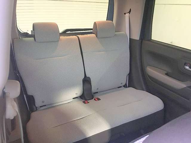 ゆったり座れるリアシート！足元スペースも広々としていますよ♪