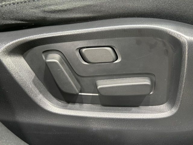 【パワーシート】スイッチ一つで簡単にシートの微調整が可能！電動だから力もいりません！快適なシートポジションにセットして、快適なドライブをお楽しみください。