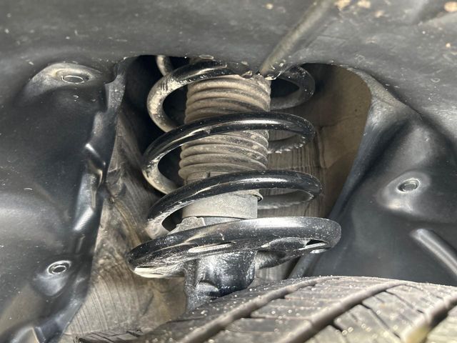 お車を安心してお乗りいただく為には、足回りの定期点検が欠かせません。サービスサポート（有償保証）では無料点検もご提供しており、安心のカーライフをお過ごしいただけるサポート体制が整っています。