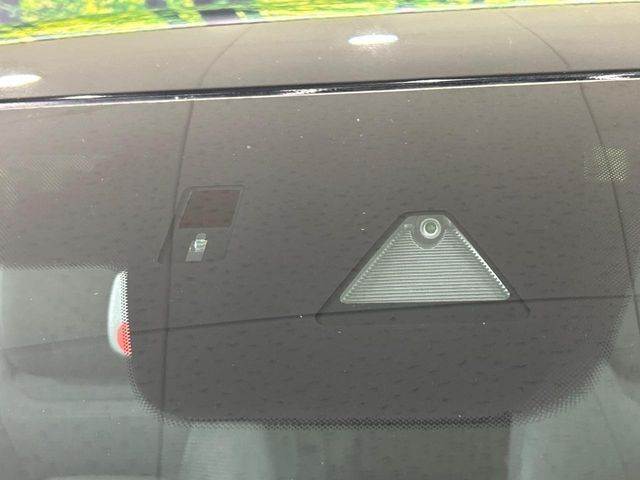 【スマートブレーキサポート】走行中に前方の車両等を認識し、衝突しそうな時は警報とブレーキで衝突回避と被害軽減をアシスト。より安全にドライブをお楽しみいただけます。