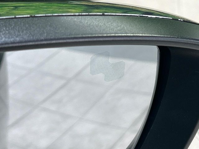 【ブラインドスポットモニタリング】走行中、ドアミラーの死角になりやすい箇所に後続車が接近するとサイドミラー付近に警告を表示、ドライバーに注意喚起をしてくれます。