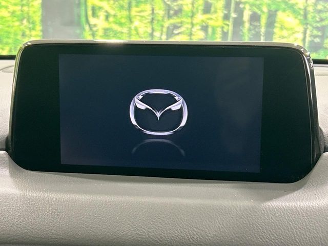 【8インチマツダコネクト】車内の雰囲気にマッチした大型のディスプレイ。スマホ接続でのナビ使用やBluetooth再生等、様々な機能が楽しめます。直感的なダイヤル操作が可能で、使い勝手も良好です。