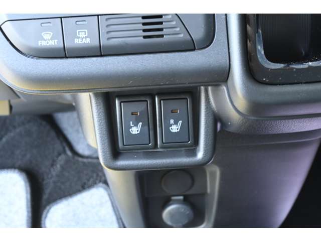 ■運転席と助手席にはシートヒーターが装備されておりますので、冬でも快適にドライブをお楽しみいただけます。
